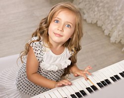 Bimba al pianoforte